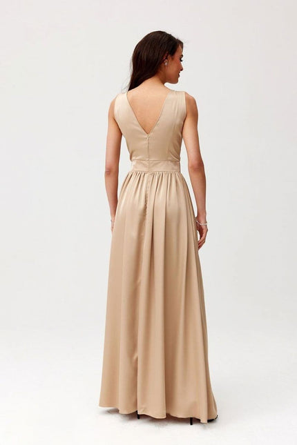 Robe champagne longue élégante pour soirée, style chic trapèze avec dos V, parfaite pour gala ou mariage.