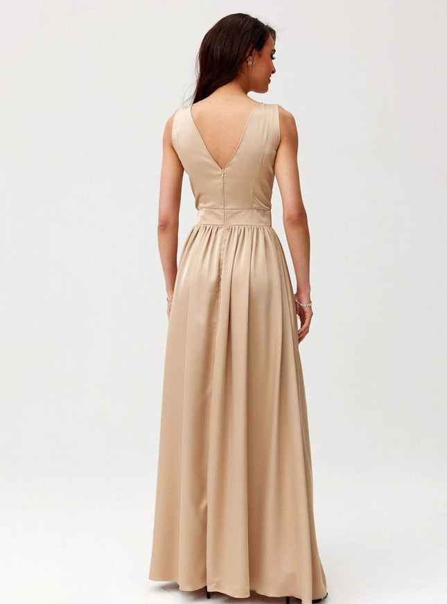 Robe champagne longue élégante pour soirée, style chic trapèze avec dos V, parfaite pour gala ou mariage.