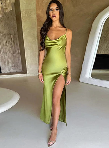 Robe demoiselle d'honneur longue verte en satin avec dos nu et fente, style élégant pour mariage.