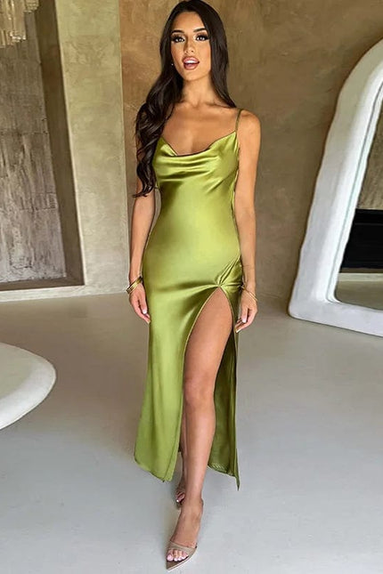 Robe demoiselle d'honneur longue verte en satin avec dos nu et fente, style élégant pour mariage.