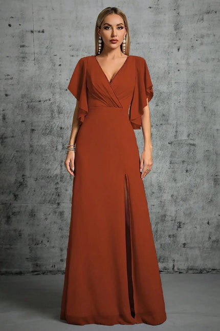 Robe demoiselle d'honneur longue terracotta avec manches courtes et décolleté, élégante pour mariage.