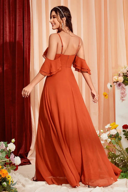 Robe demoiselle d'honneur longue terracotta à épaules dénudées pour mariage élégant.