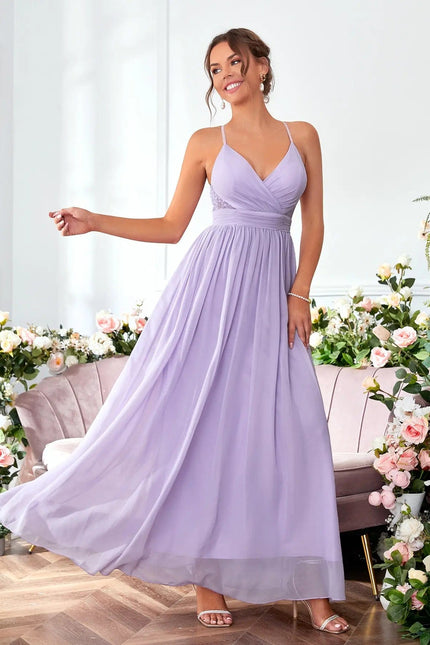 Robe demoiselle d'honneur longue mauve lilas, style élégant avec bretelles fines et jupe fluide pour mariage, silhouette princesse.