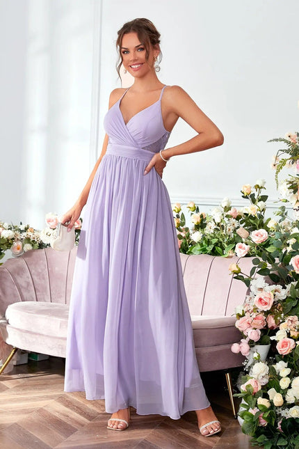 Robe demoiselle d'honneur longue lilas avec bretelles fines et taille empire pour mariage, élégante et fluide.