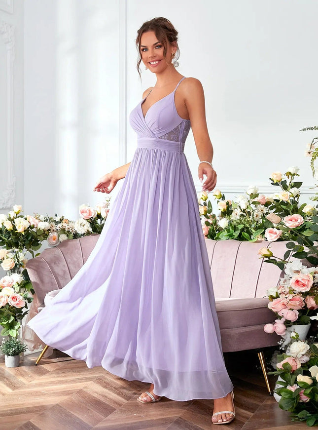 Robe demoiselle d'honneur mauve lilas longue, style bohème chic, sans manches, épaules dénudées, jupe fluide et décolleté en V.