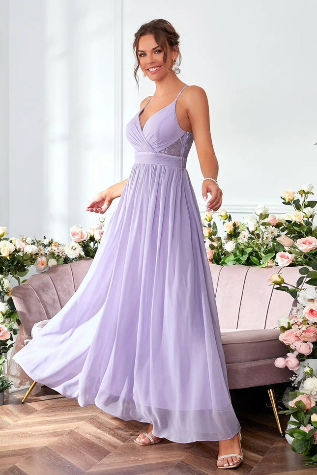 Robe demoiselle d'honneur mauve lilas longue, style bohème chic, sans manches, épaules dénudées, jupe fluide et décolleté en V.