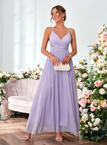 Robe demoiselle d'honneur mauve longue style bohème chic avec décolleté en V et jupe fluide pour mariage.