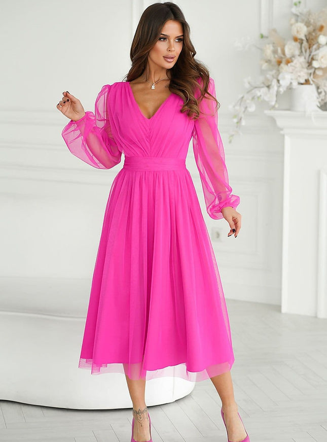 Robe rose chic midi pour soirée avec manches longues et jupe évasée.