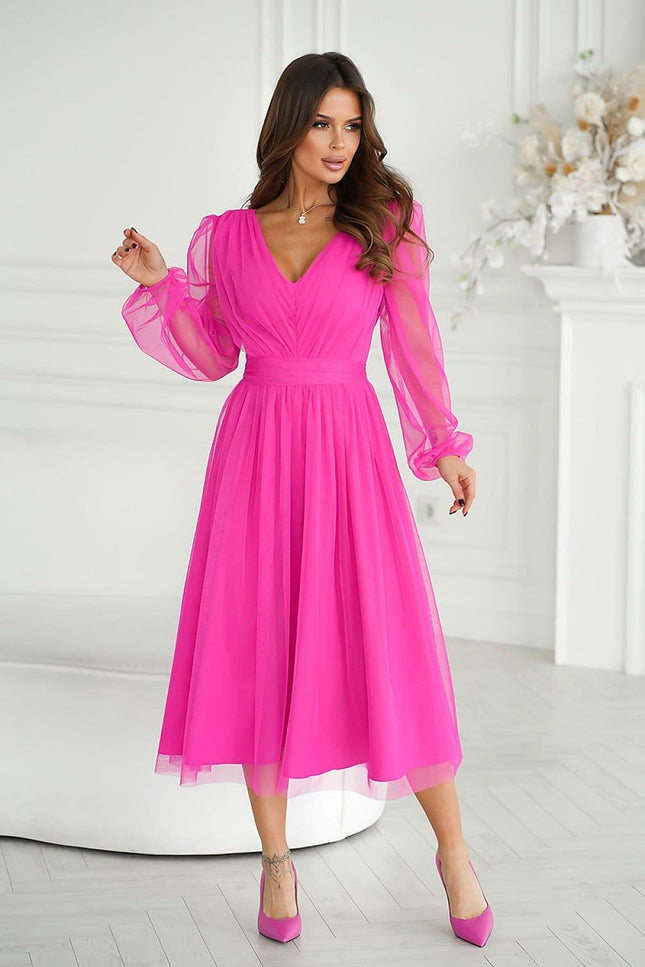 Robe rose chic midi pour soirée avec manches longues et jupe évasée.