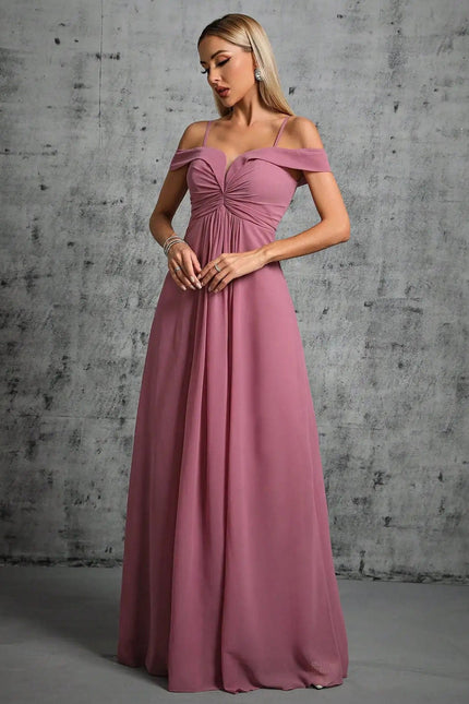 Robe demoiselle d'honneur rose pastel longue avec épaules dénudées et silhouette princesse pour mariage chic.