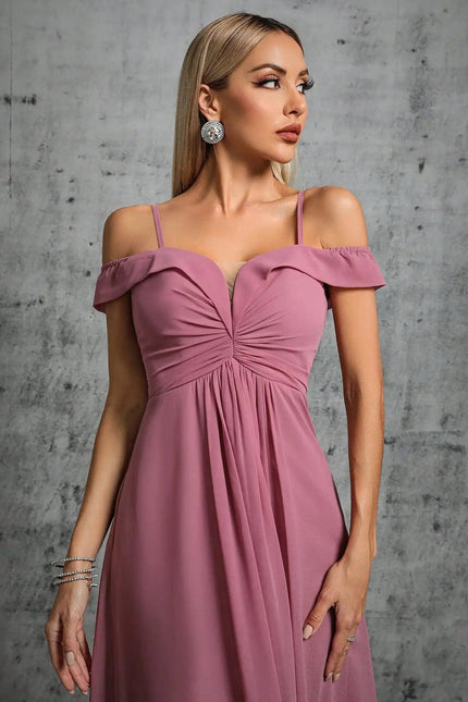 Robe demoiselle d'honneur rose pastel, chic avec épaules dénudées et silhouette princesse pour mariage.