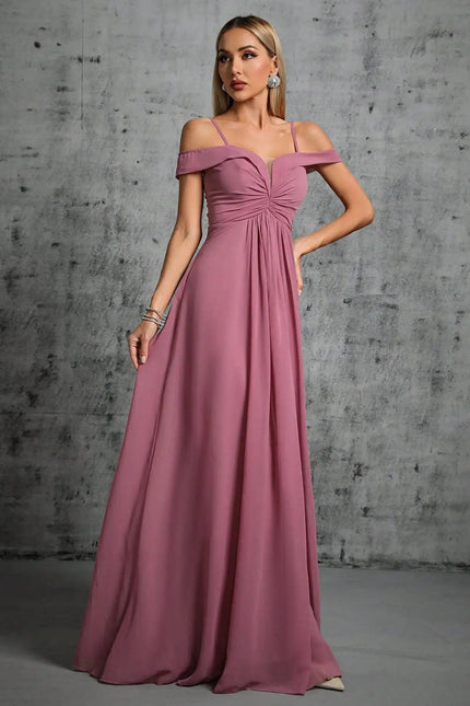 Robe demoiselle d'honneur rose poudré longue, style empire avec épaules dénudées et manches courtes, idéale pour mariage chic.