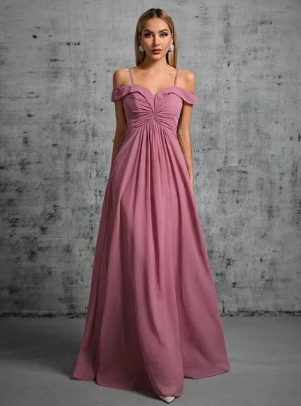 Robe demoiselle d'honneur rose pastel longue, style bohème chic avec épaules dénudées et silhouette princesse.