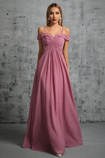 Robe demoiselle d'honneur rose pastel longue, style bohème chic avec épaules dénudées et silhouette princesse.