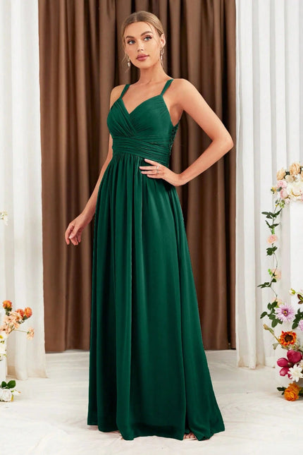 Robe demoiselle d'honneur verte longue dos nu, style élégant pour mariage, avec bretelles fines et taille cintrée.