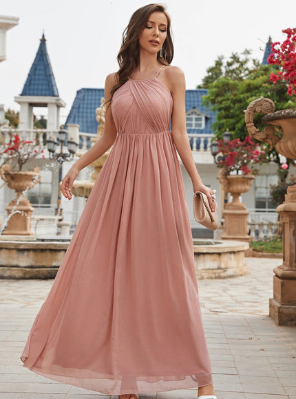 Robe demoiselle d'honneur rose poudré élégante, longue et fluide sans manches pour mariage chic et élégant.