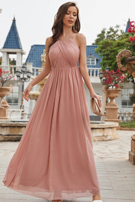 Robe demoiselle d'honneur rose poudré élégante, longue et fluide sans manches pour mariage chic et élégant.