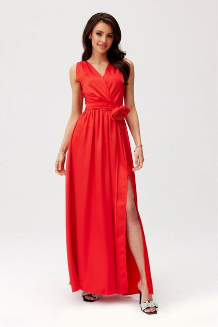 Robe rouge soirée chic longue avec fente, sans manches pour mariage invité, silhouette droite et décolleté en V.