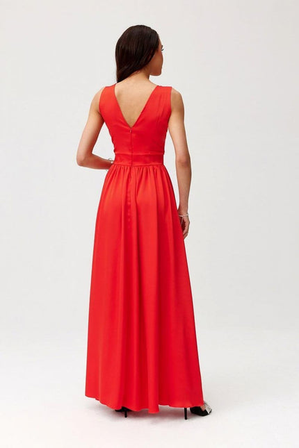 Robe rouge soirée chic longue sans manches pour événement formel, silhouette épurée, parfaite pour gala ou cocktail.