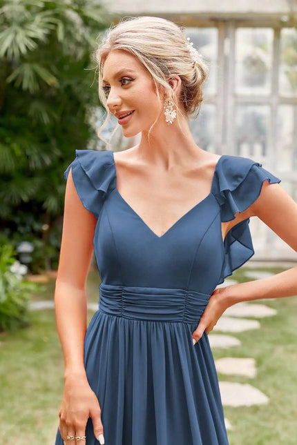 Robe demoiselle d'honneur bleue midi avec épaules dénudées et jupe fluide pour mariage chic et élégant.