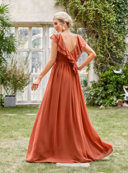 Robe demoiselle d'honneur terracotta, longue avec volants et dos nu, parfaite pour un mariage chic et élégant.