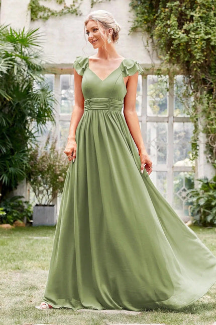 Robe demoiselle d'honneur bohème longue vert sauge à épaules dénudées et silhouette princesse pour mariage champêtre.