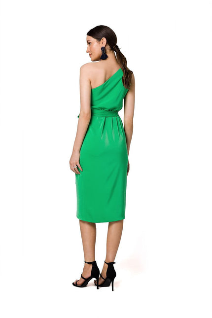 Robe cocktail verte midi sans manches, idéale pour une soirée chic ou un événement formel, élégante avec une silhouette droite.