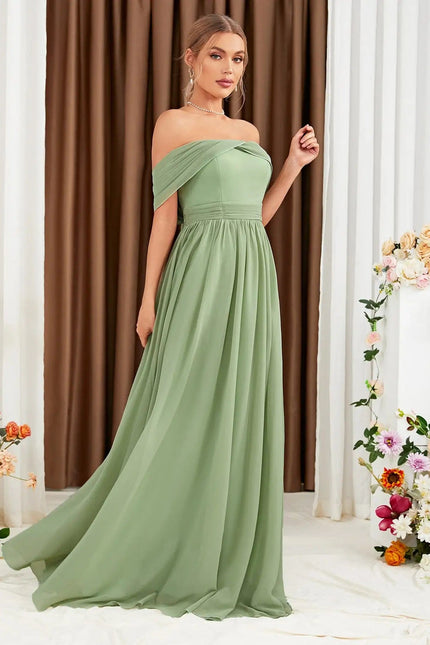 Robe demoiselle d'honneur vert sauge, longue, épaules dénudées, style chic et moulante pour mariage.