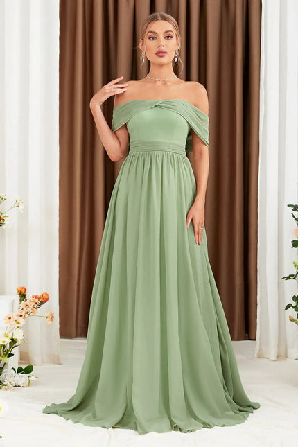 Robe demoiselle d'honneur bohème longue vert sauge avec épaules dénudées, idéale pour mariage champêtre.