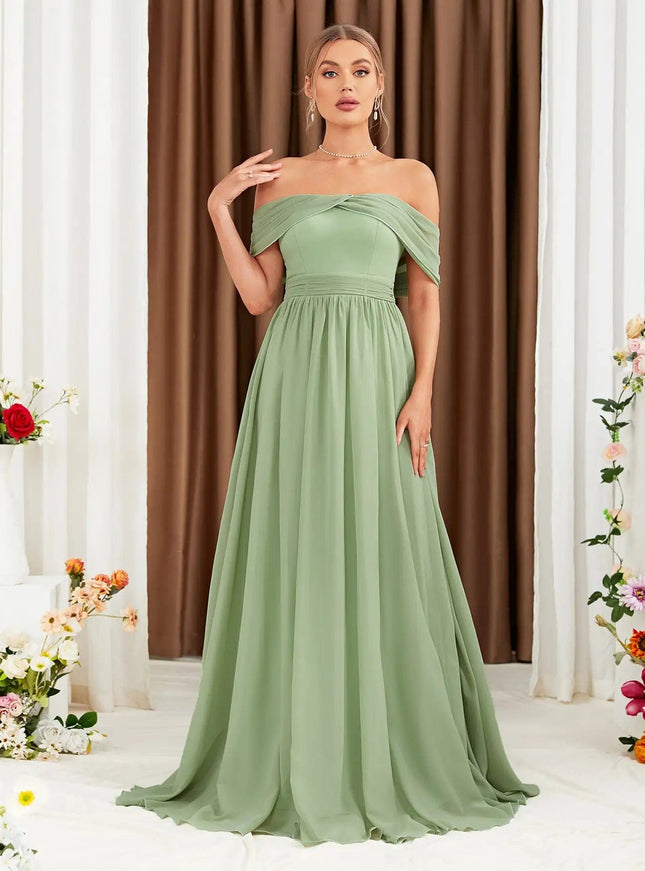 Robe demoiselle d'honneur bohème longue vert sauge avec épaules dénudées, idéale pour mariage champêtre.