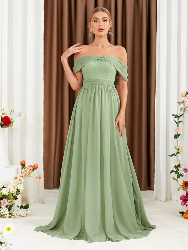 Robe demoiselle d'honneur bohème longue vert sauge avec épaules dénudées, idéale pour mariage champêtre.