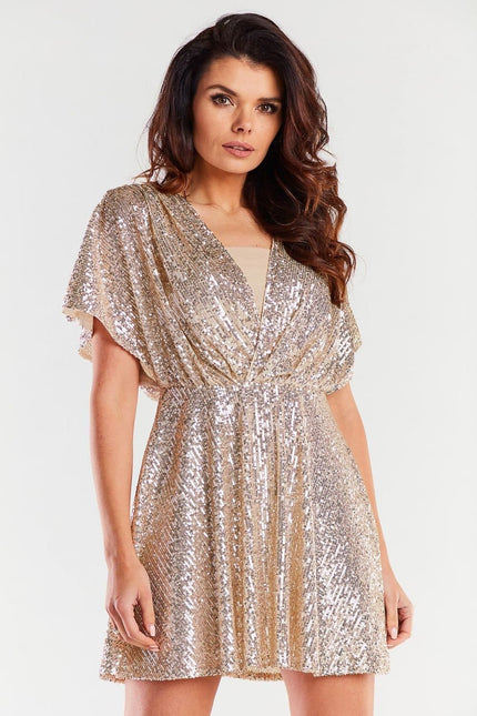 Robe dorée à paillettes, style soirée chic et sexy, à manches courtes et coupe droite, longueur courte, idéale pour cocktail ou gala.