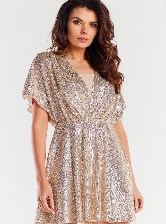 Robe dorée à paillettes, style soirée chic et sexy, à manches courtes et coupe droite, longueur courte, idéale pour cocktail ou gala.