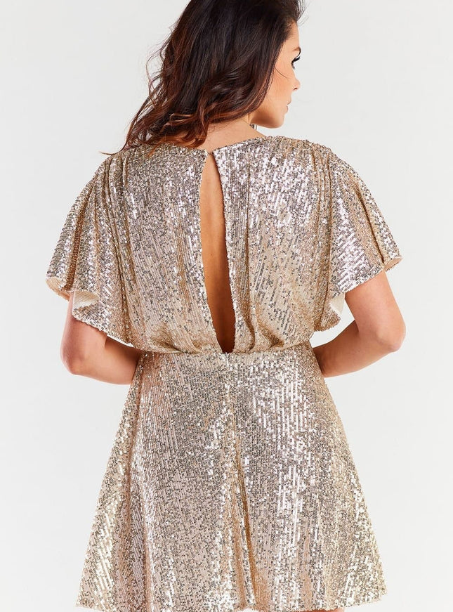 Robe dorée à paillettes avec manches courtes, dos nu, parfaite pour soirée ou nouvel an, style chic et moulante, longueur midi.