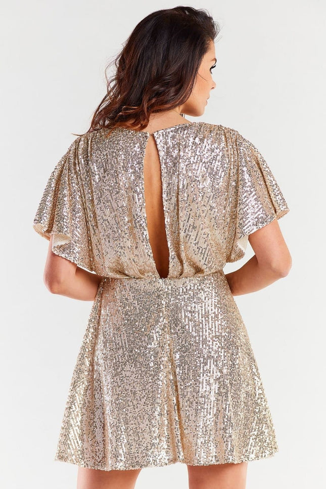 Robe dorée à paillettes avec manches courtes, dos nu, parfaite pour soirée ou nouvel an, style chic et moulante, longueur midi.