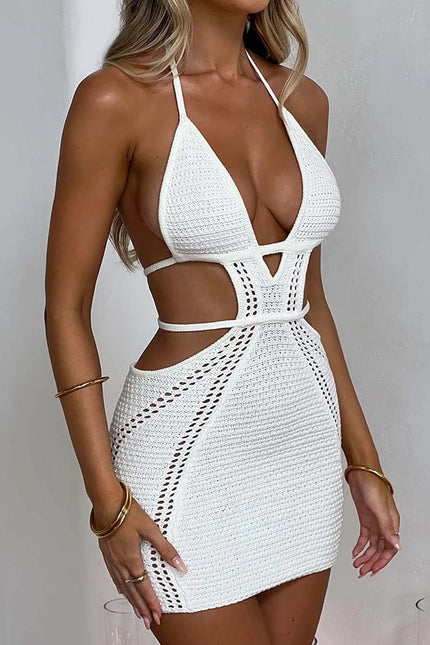 Robe dos nu blanche en maille, courte et sexy pour soirée, avec silhouette moulante et sans manches.