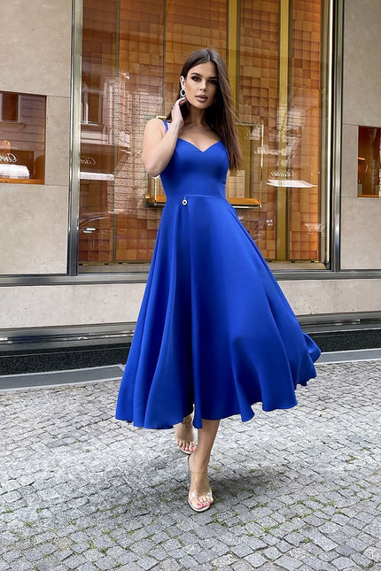 Robe de soirée bleue midi chic pour femme, élégante avec sans manches, parfaite pour cocktail ou événement festif.