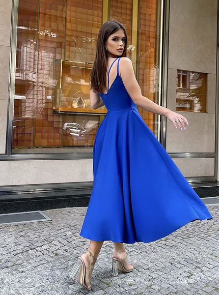 Robe de soirée bleue midi chic sans manches pour gala ou événement spécial, silhouette droite et élégante.