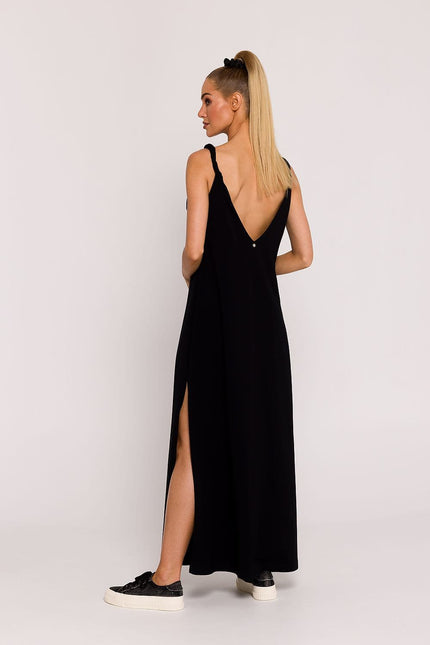 Robe soirée noire longue simple, décolleté en V, avec fente latérale, idéale pour événements élégants, silhouette droite, sans manches.