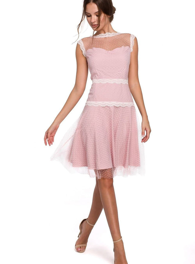 Robe rose midi chic en dentelle, idéale pour cocktail et soirées, silhouette trapèze avec manches courtes et finitions délicates.