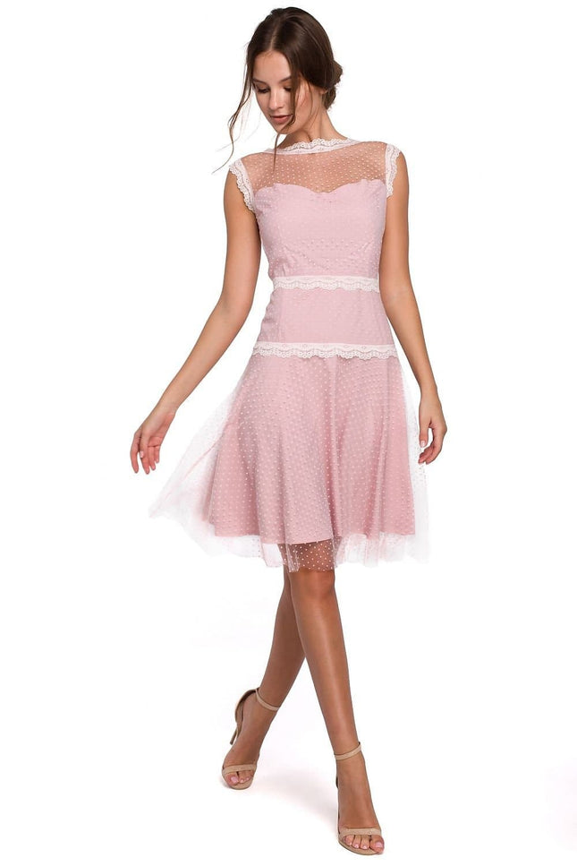 Robe rose midi chic en dentelle, idéale pour cocktail et soirées, silhouette trapèze avec manches courtes et finitions délicates.