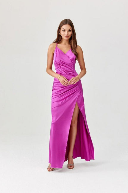 Robe soirée chic longue violette avec fente, idéale pour cocktail ou gala, élégante et tendance.