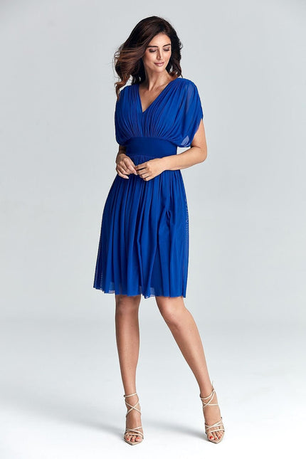 Robe empire bleue courte avec manches courtes pour cocktail, style chic et élégante, idéale pour soirée ou événement spécial.