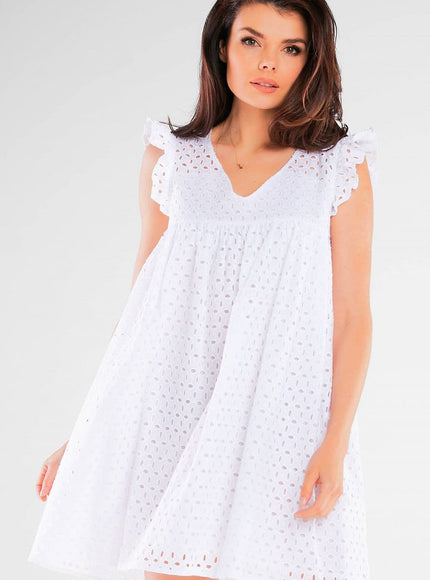 Robe d'été blanche courte en dentelle à manches courtes et silhouette trapèze idéale pour une tenue décontractée ou un événement en plein air.