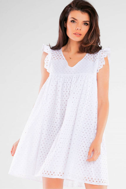 Robe d'été blanche courte en dentelle à manches courtes et silhouette trapèze idéale pour une tenue décontractée ou un événement en plein air.