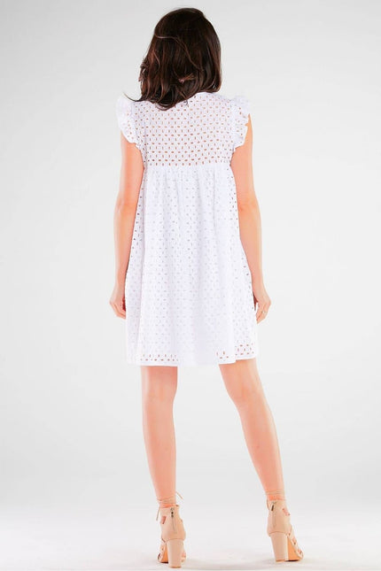 Robe courte d'été blanche en dentelle, manches courtes pour soirée ou événement casual, silhouette droite.