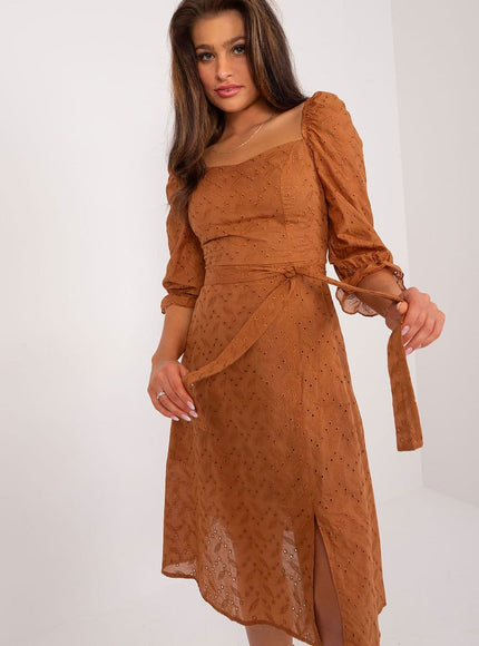 Robe terracotta midi en dentelle avec manches longues pour cocktail ou soirée élégante.