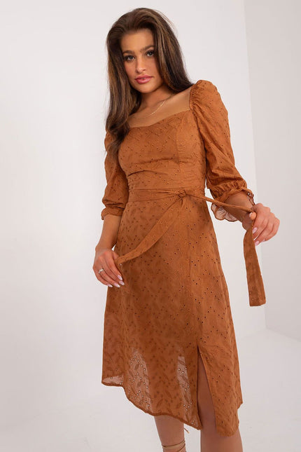 Robe terracotta midi en dentelle avec manches longues pour cocktail ou soirée élégante.