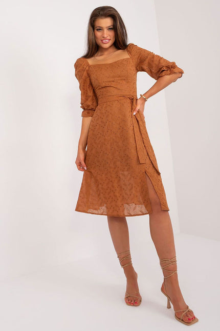 Robe terracotta midi en dentelle avec manches longues pour soirée élégante ou cocktail, silhouette trapèze.