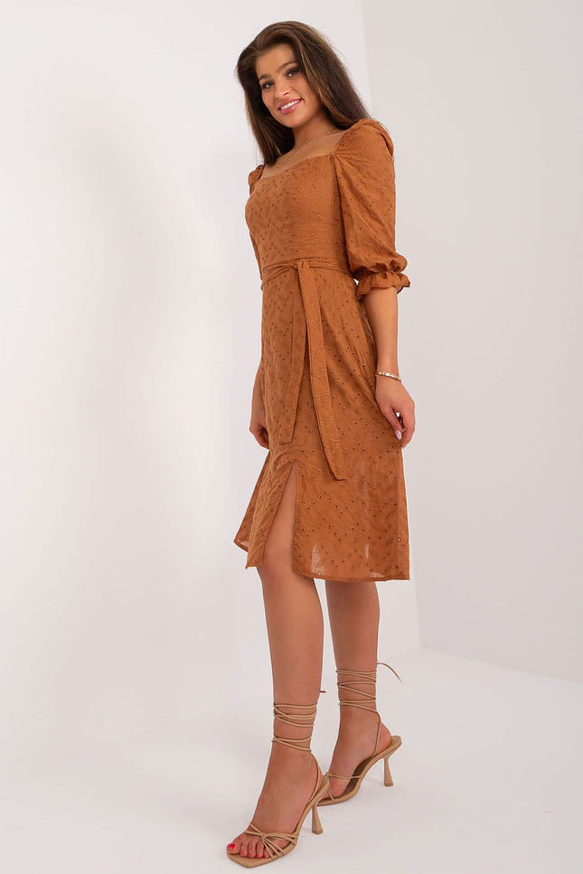 Robe terracotta midi en dentelle avec manches longues pour cocktail ou événement chic, silhouette trapèze élégante et féminine.